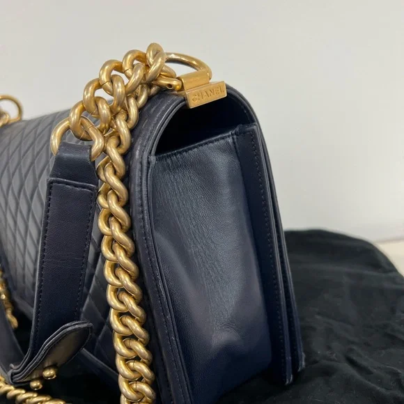 CHANEL Le Boy Medium - Picture 4 of 12